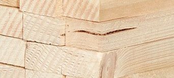 Gestapelte Dachlatten bereit für den Einsatz im Holzbau.